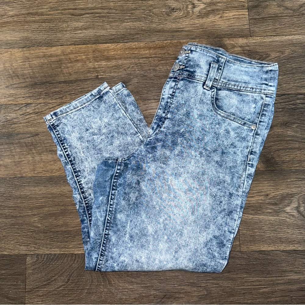 No Boundaries Blue Ankle Cropped Jeans with Vintage Appeal